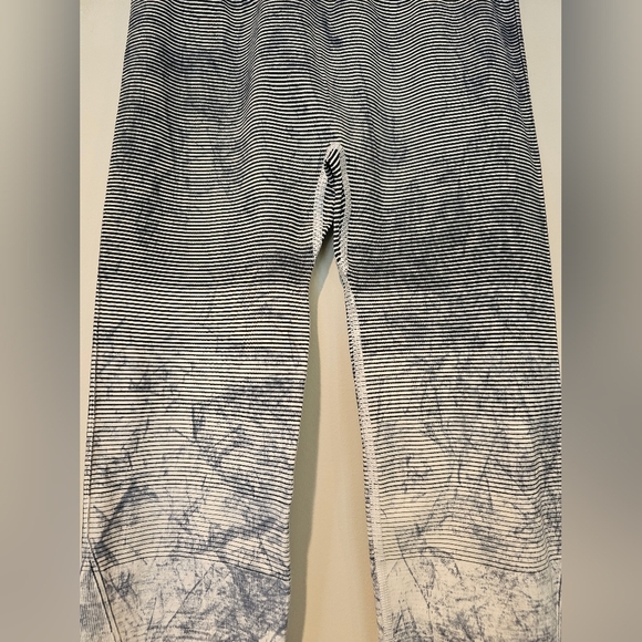 Lululemon Size 4 Ebb To Train Tight Luna Blue Black White Wash Cropped Leggings - Picture 6 of 12